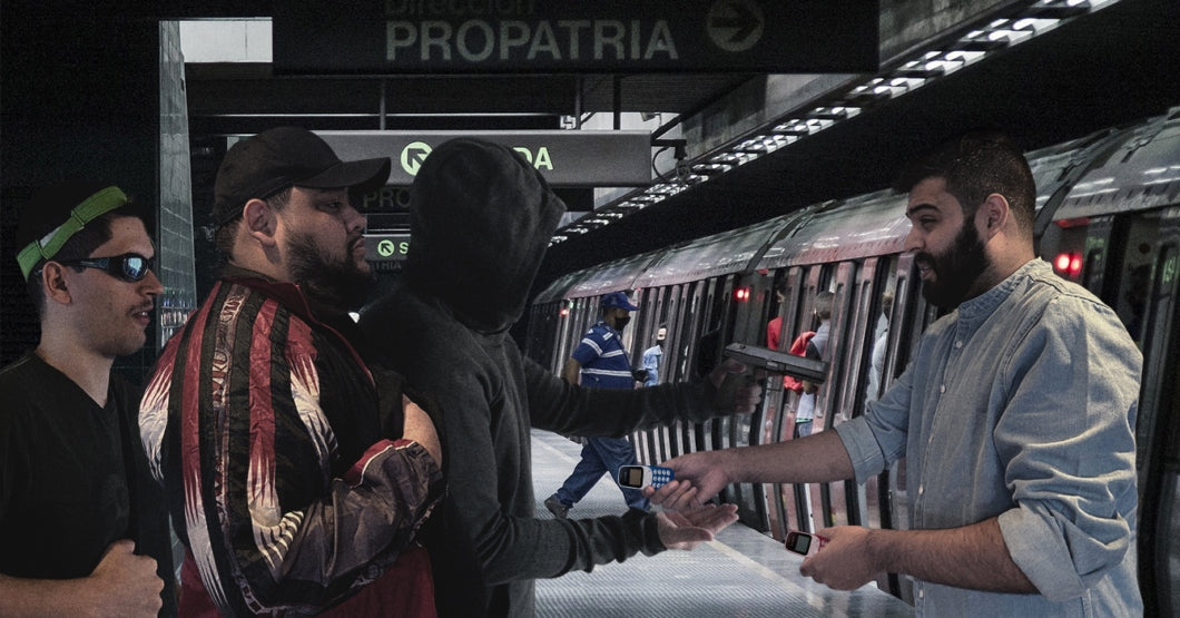 Joven compra promoción de 38 teléfonos para poder entregar un teléfono a cada malandro que lo intente robar en el Metro